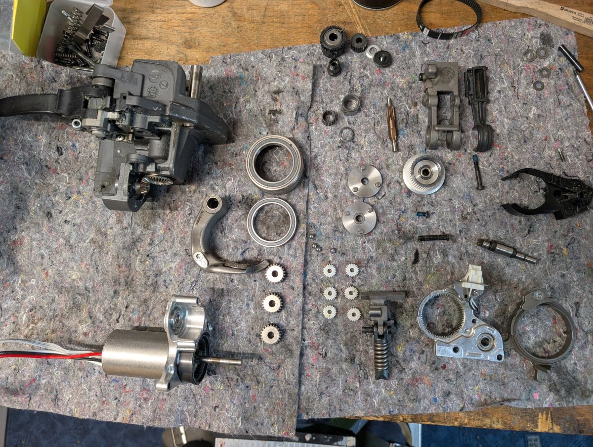 Bauteile des Handumreifungsgeräts werden gereinigt